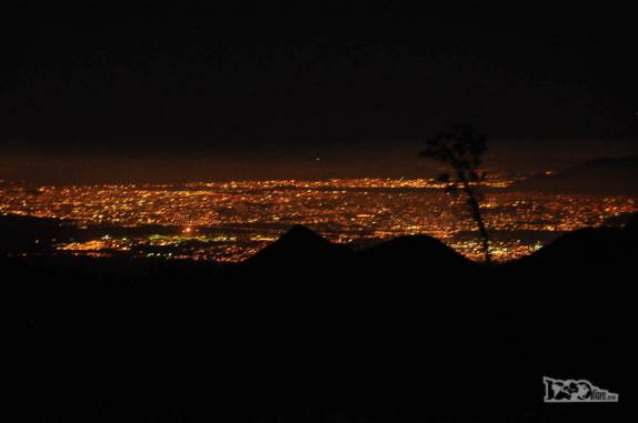 Acima dos 2 mil metros de altitude, no Castelo do Açu, Parque Nacional da Serra dos Órgãos, observando as luzes da baixada fluminense e da cidade do Rio de Janeiro